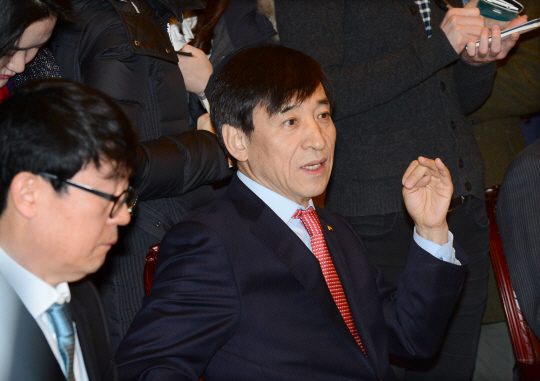 이주열(오른쪽) 한국은행 총재가 24일 서울 중구 남대문로 한국은행 본부에서 열린 경제동향 간담회에서 최근 경제 상황에 대해 설명하고 있다. bluesky@