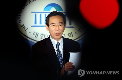 (서울=연합뉴스) 더불어민주당 홍창선 공천관리위원장이 24일 오후 국회에서 열린 기자회견에서 20대 총선 후보자 컷오프(공천배제)와 관련해 발표하고 있다. 더불어민주당 공천관리위원회는 24일 현역의원 평가 결과 하위 20%에 포함된 10명을 공천에서 원천 배제했다. 여기에는 지역구 의원 6명과 비례대표 4명이 포함돼 있다.