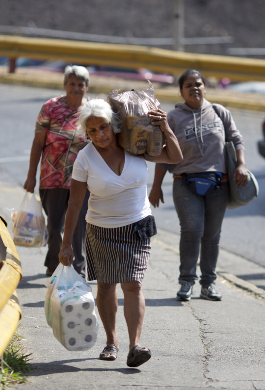 < World View >‘저유가 덫’에 걸린 퍼주기식 복지… 결국 거덜난 나라