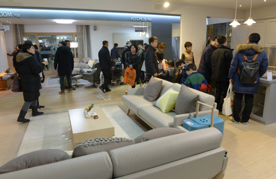 24일 경기 고양 일산 킨텍스에서 열린 ‘2015 경향하우징페어’의 홈씨씨(KCC 인테리어 브랜드) 부스에서 관람객들이 본보기집(모델하우스)처럼 꾸려진 거실 인테리어 패키지를 둘러보고 있다.