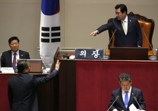 새누리당 조원진(앞줄 왼쪽) 원내수석부대표가 26일 새벽 국회 본회의장에서 테러방지법 처리 저지를 위한 더불어민주당 김경협(〃 오른쪽) 의원의 무제한 토론 내용이 의제를 벗어났다고 항의하자 이석현(뒷줄 오른쪽) 부의장이 의사진행을 방해하고 있다고 지적해 설전이 벌어지고 있다.