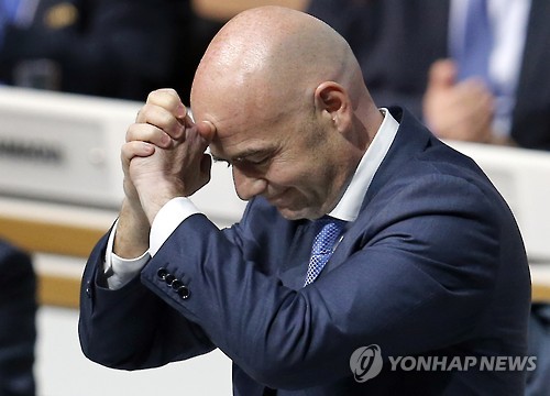 신임 FIFA 회장에 뽑힌 잔니 인판티노 UEFA 사무총장이 두손을 모으고 기뻐하고 있다.(AP=연합뉴스)