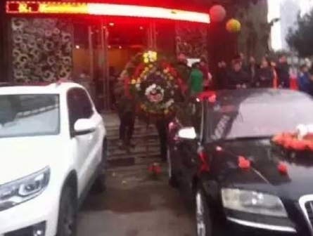 【서울=뉴시스】중국에서 사소한 다툼으로 사이가 틀어진 친구 결혼식에 장례식 화환을 보낸 남성이 경찰에 덜미를 잡혔다고 온라인매체 ‘이 차이나 시티스’(eChinaCities)가 27일 보도했다. <사진: 이 차이나 시티스 캡처>