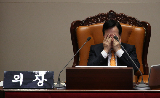 정의화 국회의장이 29일 새벽 국회 본회의장에서 홍종학 더불어민주당 의원의 무제한토론 때 피곤한 듯 손으로 얼굴을 감싸고 있다.