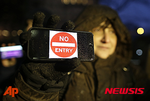 【 뉴욕=AP/뉴시스】미국 뉴욕에서 23일(현지시간) 애플의 아이폰 사용자들이 연방수사국(FBI)의 아이폰 잠금장치 해제 요구를 거부한 애플을 지지하는 시위를 벌이고 있다.