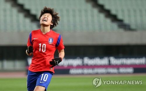 (오사카=연합뉴스) 29일 오후 일본 오사카 얀마 스타디움에서 열린 2016 리우올림픽 여자축구 아시아지역 최종예선 대한민국과 북한의 경기. 지소연이 슛을 실패한 뒤 아쉬워하고 있다.