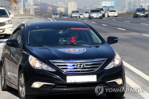 (서울=연합뉴스) 1일 오전 경부고속도로 일대에서 일반차량과 흡사한 ‘암행순찰차’가 단속을 진행하고 있다. 일반차량과 같은 모습으로 불시에 단속이 가능한 암행순찰차는 오는 6월까지 경부고속도로에서 시범 운용된다.