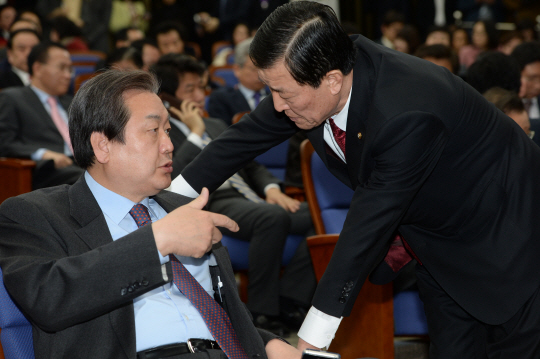 ‘살생부 발언’으로 공식 사과를 하는 등 정치적 어려움을 겪고 있는 새누리당 김무성(왼쪽) 대표와 황진하 사무총장이 2일 오전 국회에서 열린 의원총회에서 얘기를 나누고 있다.