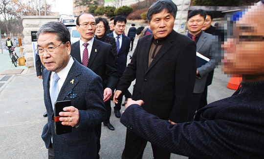 2일 경기 안산 단원고를 방문한 이재정 경기도교육감이 “교실 문제를 어떻게 할 것이냐”는 신입생 학부모의 항의를 받자 불편한 기색으로 자리를 피하고 있다.  연합뉴스