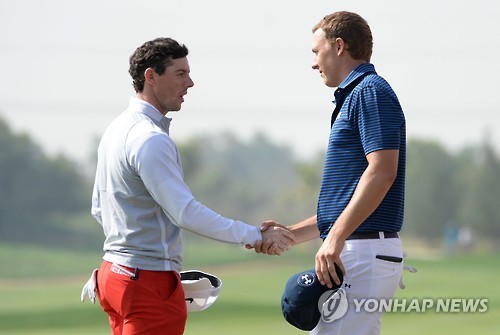 지난 1월 아부다비 챔피언십에서 대결한 로리 매킬로이(왼쪽)와 조던 스피스 (AP=연합뉴스)
