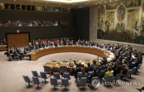 유엔 안전보장이사회(안보리)가 2일(현지시간) 북한의 핵·미사일 개발에 사용되는 달러화와 물품의 유입을 전방위로 차단하는 고강도 대북 제재 결의안을 만장일치로 채택했다. (AP Photo/Seth Wenig)