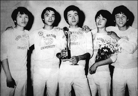1977년 대학가요제에서 ‘나 어떡해’로 대상을 받은 샌드페블즈. 오른쪽 두 번째가 리드보컬 겸 드럼을 맡았던 김영국 대표다. 김영국 제공