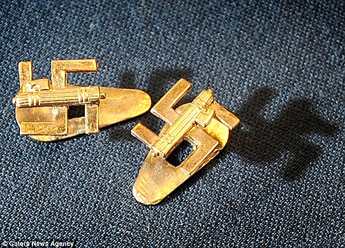 영국 슈롭셔주 루들로에서 3일(현지시간) 열린 경매에서 1600파운드(약 273만 원)에 팔린 아돌프 히틀러의 커프스 단추 1쌍. 일간 데일리메일은 이탈리아 파시스트당 당수 베니토 무솔리니가 히틀러에게 커프스 단추를 선물했다고 전했다. (사진 출처: 영국 데일리메일)