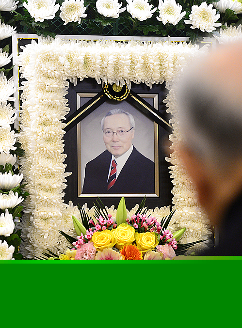 【성남=뉴시스】허문도 전 국토통일원 장관의 빈소가 마련된 5일 오후 경기도 성남시 분당서울대병원 장례식장에서 조문객들이 조문을 하고 있다.