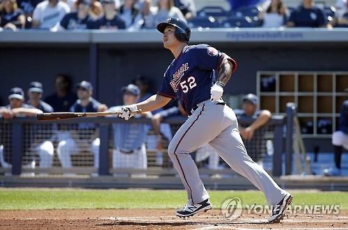 MLB 시범경기 첫 홈런이자 만루포를 지켜보는 박병호 < AP=연합뉴스>
