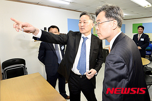 【서울=뉴시스】더불어민주당 공직선거후보자추천관리위원회 면접이 실시된 6일 오전 서울 여의도 당사에서 김현종, 표창원 예비후보 등이 대기실에서 대화를 나누고 있다.
