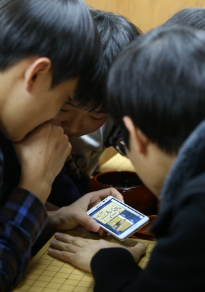 이세돌과 인공지능 알파고의 ‘세기의 대국’이 열린 9일 오후 서울 성동구 이세돌바둑연구소에서 수강생들이 모바일 인터넷 중계를 통해 대국을 지켜보고 있다.   연합뉴스