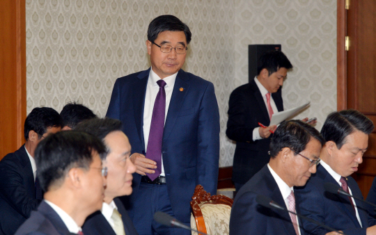 10일 오전 정부서울청사에서 열린 국가정책조정회의에서 이기권 고용노동부 장관이 ‘노동시장 해소를 통한 상생고용촉진 대책’을 발표하기 위해 회의장으로 들어서고 있다.