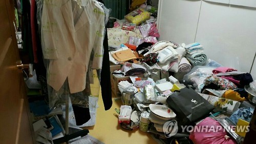 (서울=연합뉴스) 서울 송파경찰서는 송파구와 성동구의 백화점과 대형마트에서 3년간 2천400만 원 상당의 물품 1천800여 점을 훔친 혐의(상습절도)로 김모(56·여)씨를 구속했다고 10일 밝혔다. 사진은 압수품 모습. [서울 송파서 제공]