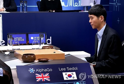 (서울=연합뉴스) 10일 오후 서울 종로구 포시즌스호텔에서 열린 ‘구글 딥마인드 챌린지 매치’ 제2국에서 이세돌 9단이 돌을 올려 둔 뒤 잠시 생각에 잠겨 있다. [구글 제공]