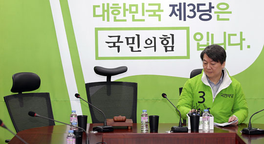 11일 오전 국회 의원회관에서 열린 국민의당 최고위원회의에서 안철수 공동대표가 혼자 회의를 진행하고 있다. 천정배 공동대표와 김한길 선대위원장은 안 대표가 야권연대를 계속 거부하자 이날 회의에 불참했다. 연합뉴스