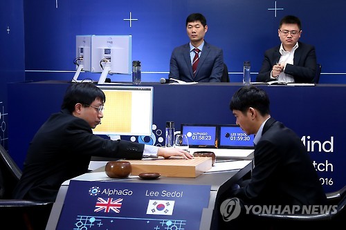 12일 오후 서울 광화문 포시즌스호텔에서 열린 알파고와 이세돌 9단의 세번째 대국에서 알파고의 대리인인 아자황 아마6단이 첫 수를 두고 있다. [구글제공]