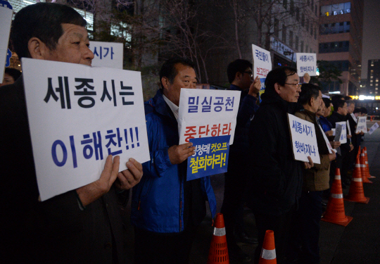 13일 밤 서울 여의도 더불어민주당 당사 앞에서 친노 좌장인 6선의 이해찬 의원 지지자들이 이 의원의 공천을 촉구하는 피켓 시위를 벌이고 있다. 뉴시스