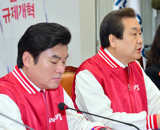 김무성(오른쪽) 새누리당 대표가 총선 D-30인 14일 오전 국회에서 열린 최고위원회의에서 모두발언을 하고 있다. 좌측은 원유철 원내대표.  김낙중 기자 sanjoong@