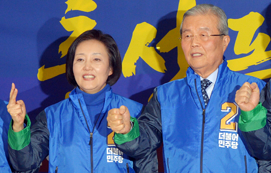 4·13 총선 D-30인 14일 오전 더불어민주당 김종인(오른쪽) 비상대책위원회 대표와 박영선 비대위원이 국회에서 열린 비대위 회의에 앞서 주먹을 쥐고 총선 필승을 외치고 있다.