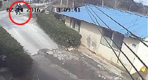 계모 김모(38) 씨의 학대를 받다 숨진 신원영(7) 군의 아버지(38)와 김 씨(왼쪽 상단 원 안)가 경기 평택시 청북면의 한 야산 근처에서 신 군을 암매장한 장소로 가는 모습이 CCTV에 포착됐다. 사진은 평택경찰서가 제공한 CCTV 영상 캡처.  연합뉴스