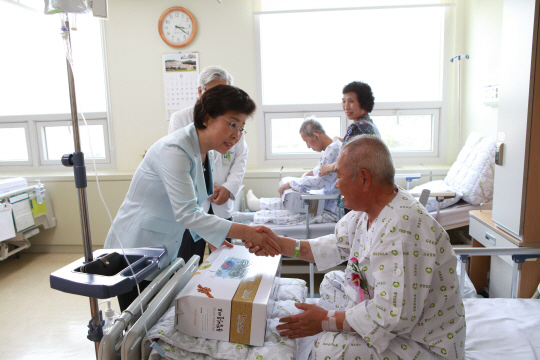 김옥이 한국보훈복지의료공단 이사장이 중앙보훈병원을 방문해 국가 유공자의 건강상태를 점검하고 있다.  한국보훈복지의료공단 제공