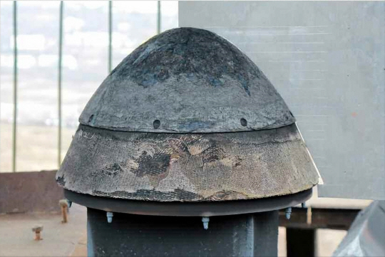 북한이 15일 공개한 미사일 대기권 재진입 시험 사진에 따르면 탄두가 고온의 열을 견딘 뒤 형체를 유지하고 있다.   연합뉴스