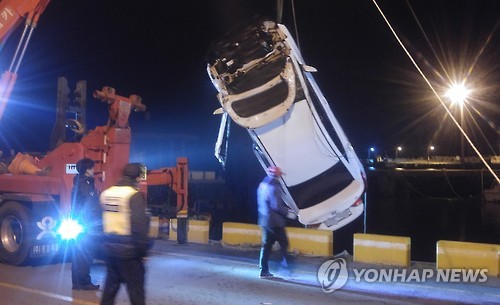 (제주=연합뉴스) 15일 오전 제주해양경비안전서가 제주시 함덕포구에서 바다로 추락한 승용차를 인양하고 있다. 2016.3.15 [제주해양경비안전서 제공]