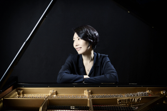23일 금호아트홀연세에서 ‘시와 사계’ 독주회를 여는 피아니스트 백혜선은 가을 느낌을 전하는 베토벤 피아노 소나타 ‘월광’으로 시작해 차이콥스키 ‘사계’ 중 겨울, 봄, 여름으로 연주를 이어가는 것에 대해 “희생되고 죽어가도 다시 필 수 있다는 의미를 담았다”고 설명했다.  금호아트홀 제공