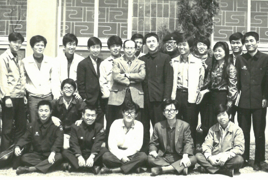 박근혜’1972년 이만영(뒷줄 왼쪽 여섯 번째) 박사가 서강대 교수로 재직할 당시 제자들과 함께 찍은 사진. 당시 가르쳤던 학생 중 유일한 여학생이었던 박근혜(뒷줄 오른쪽 세 번째) 대통령도 보인다.  한양대 제공