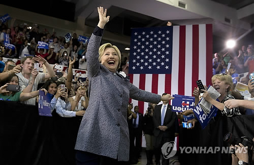 미국 민주당 대선주자 힐러리 클린턴 전 국무장관이 지난 14일 연설하는 모습 (AP=연합뉴스)