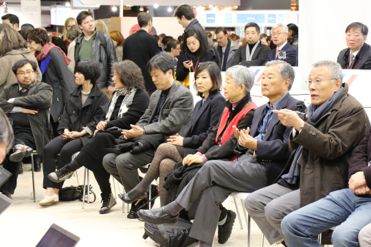 오른쪽부터 소설가 황석영, 시인 마종기, 소설가 오정희 은희경 임철우, 시인 문정희, 소설가 김애란 등 한국 작가들이 16일 파리도서전에서 간담회를 하고 있다.