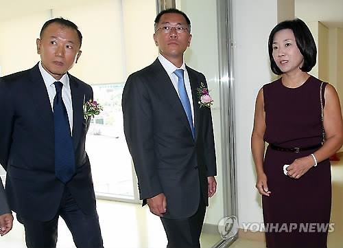 선두훈 인스텍 대표(왼쪽 첫번째), 정의선 현대차 부회장(가운데). [연합뉴스 자료사진]