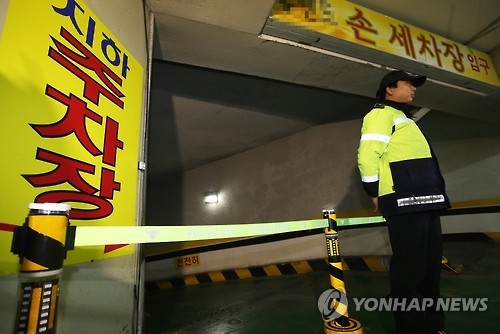 (성남=연합뉴스) 예비군 훈련을 마친뒤 실종된 신원창(29)씨가 숨진채 발견된 17일 오후 시신이 발견된 경기도 성남시 분당구의 한 건물 지하주차장 입구를 경찰이 통제하고 있다.