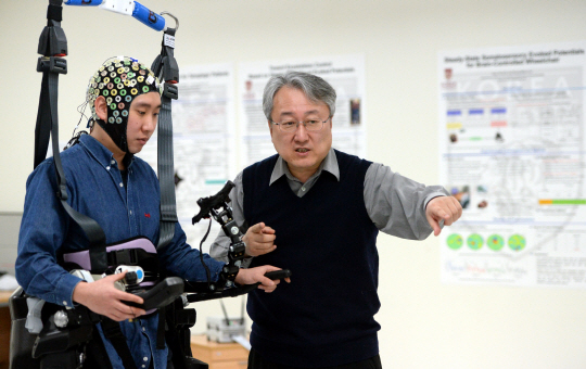 이성환 고려대 뇌공학과 주임교수가 지난 2일 서울 성북구 고려대 자연계 캠퍼스에 위치한 연구실에서 지난해 개발한 뇌파 기반 하체 외골격 로봇 제어 시스템을 운용해 보고 있다.  김선규 기자 ufokim@