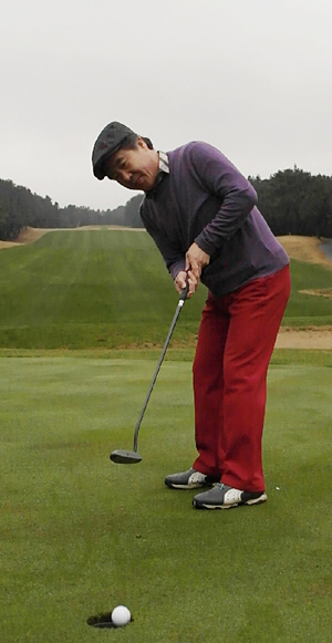 이성주 원장이 제주 오라골프장 남코스 18번 홀 그린에서 20년 동안 사용해 온 ‘제브라 퍼터’로 퍼팅하고 있다.