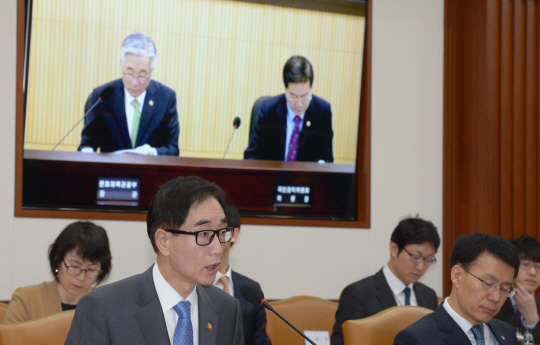 18일 오전 정부서울청사에서 열린 사회관계장관회의에서 이준식(앞줄 왼쪽) 부총리 겸 교육부 장관이 취학 이전 단계 아동에 대한 보호와 관리를 강화하겠다는 내용의 모두 발언을 하고 있다.