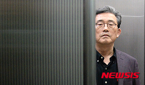 이한구 새누리당 공천관리위원장이 19일 서울 여의도 당사에서 경선 여론조사 결과를 발표한 뒤 승강기에 오르고 있다.