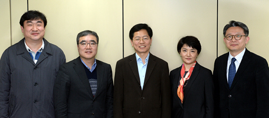 문화일보 4·13 국회의원 총선거 자문위원회 위원들이 지난 18일 편집국에서 회의를 마친 뒤 기념사진을 찍고 있다. 왼쪽부터 차동욱 동의대 행정학과 교수, 권혁주 서울대 행정대학원 교수, 황정근 변호사, 조화순 연세대 정치외교학과 교수, 양승찬 숙명여대 미디어학부 교수.