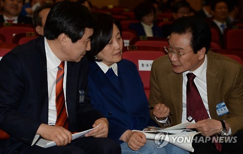 (서울=연합뉴스) 더불어민주당 이종걸 원내대표와 박영선, 변재일 비대위원이 22일 새벽 국회 의원회관에서 열린 더불어민주당 중앙위원회에서 20대 총선 비례대표 후보들의 정견발표를 듣다 대화하고 있다.