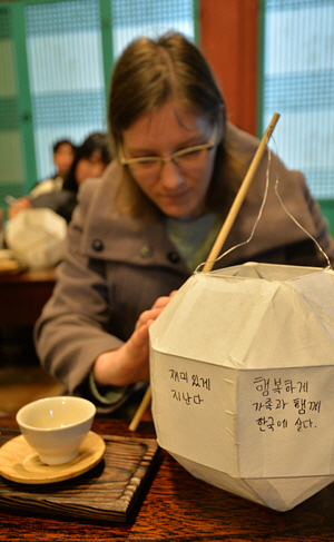 신라달빛기행 참가자가 서악서원에서 종이 등에 소원을 적고 있다.