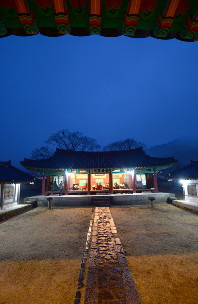 신라달빛기행의 출발 지점인 경북 경주의 서쪽 선도산 아래 서악서원. 신라문화원이 진행하는 ‘신라달빛기행’에 참가한 이들은 여기서 차 한잔을 앞에 놓고 대금 연주를 들은 뒤 소원을 적은 종이 등(燈)을 들고 은은한 조명이 밝혀진 서라벌의 밤을 걷는다.