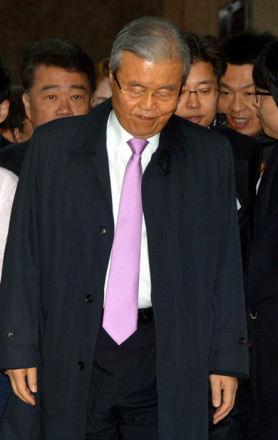 김종인 더불어민주당 비상대책위원회 대표가 23일 오전 비대위 회의에 참석하기 위해 국회 본청으로 들어서고 있다. 김 대표는 이날 오후 2시 기자회견을 열고 자신의 거취에 대한 입장을 밝힌다. 김낙중 기자 sanjoong@