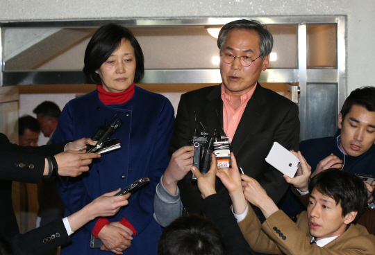22일 밤 더불어민주당 비상대책위원회 박영선(왼쪽)·우윤근 비대위원이 김종인 비대위 대표의 구기동 자택에서 김 대표와 면담하고 나와 취재진의 질문에 답변하고 있다.  연합뉴스
