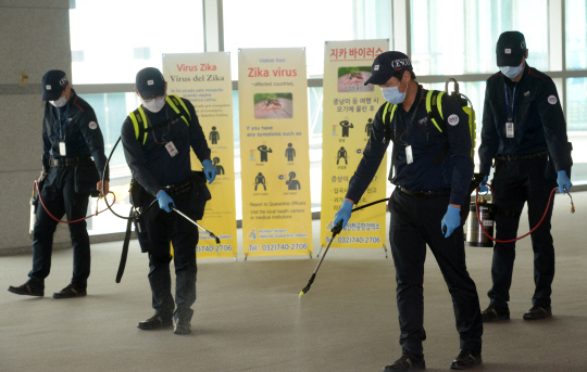 한국인 첫 지카 바이러스 감염자가 확인된 22일 방역업체 직원들이 인천국제공항 입국장에서 방역작업을 하고 있다.